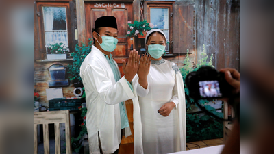 कोरोना काल में शादी: मास्क में दूल्हा-दुल्हन,  रिश्तेदारों ने वीडियो कॉल से दिया आशीर्वाद