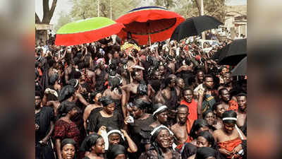 घाना में शोक सभा में रोने के लिए जुटती है हजारों की भीड़, कोरोना से बंद हुई परंपरा