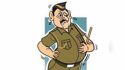 शराब पीता हुए शख्स और पुलिस