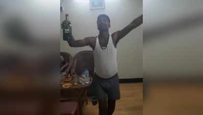 बिहारः शराब की बोतल के साथ डांस करते दिखे जेडीयू नेता, पद से हटे