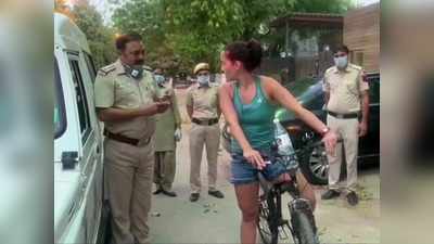 दिल्ली: लॉकडाउन में साइकिल लेकर निकली विदेशी लड़की, पुलिस ने रोका तो करने लगी बहस