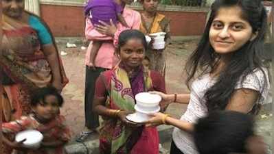 গরিবের হাতে চাল-ডাল দিয়েই সেলফি আর পোস্ট! নিষিদ্ধ হল রাজ্যে