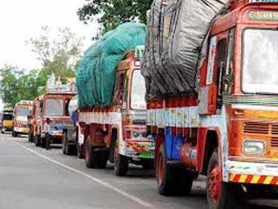 पुलिस द्वारा ट्रकों को रोके जाने से देश में हो जाएगी जरूरी सामानों की किल्लत