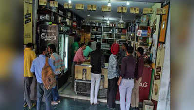 असम: 20 दिनों बाद खुलीं शराब की दुकानें, शौकीनों ने लंबी कतारों में खड़े होकर किया इंतजार