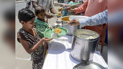 कोरोना को पटखनी देने की तैयारी में भारत! कैदी बना रहे जरूरतमंदों का खाना