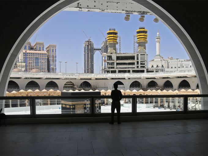 मक्का में मस्जिद बंद, 24 घंटे का कर्फ्यू