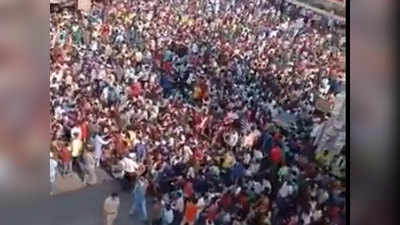 महाराष्ट्र में लॉकडाउन: एक अफवाह से बांद्रा स्टेशन पर जुट गई हजारों प्रवासियों की भीड़!