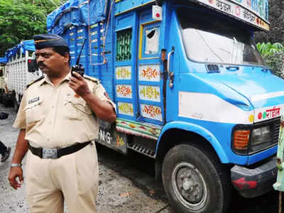 लॉकडाउन: मिनी ट्रक में छिपकर मुंबई से यूपी जा रहे 24 प्रवासी मजदूर गिरफ्तार