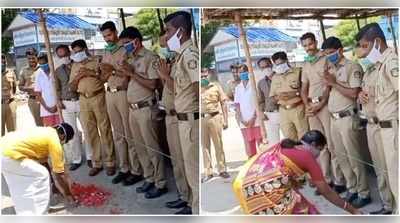 കാലില്‍ പൂവിട്ട് നമിച്ച് ജനപ്രതിനിധികള്‍; കേരളാ പോലീസിന് ആദരം