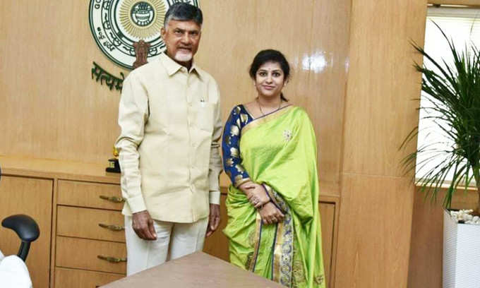 పసుపు కండావా తీసేసి కమలం కండువా కప్పేసి..