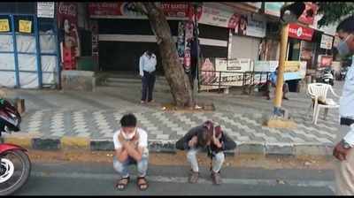 ಮೈಸೂರು: ಲಾಕ್‌ ಡೌನ್‌ ಉಲ್ಲಂಘಿಸಿದ ಯುವಕರು, ಬಸ್ಕಿ ಶಿಕ್ಷೆ ನೀಡಿದ ಪೊಲೀಸರು
