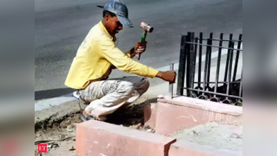 लॉकडाउन: भुखमरी की कगार पर पहुंचे दिहाड़ी मजदूरों को उद्धव सरकार देगी 2 हजार रुपये की मदद