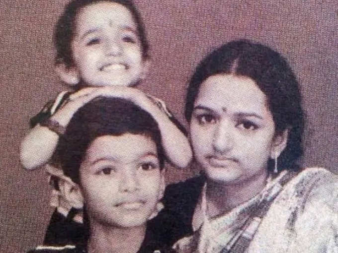 Vijay childhood Picture with his mother and sister