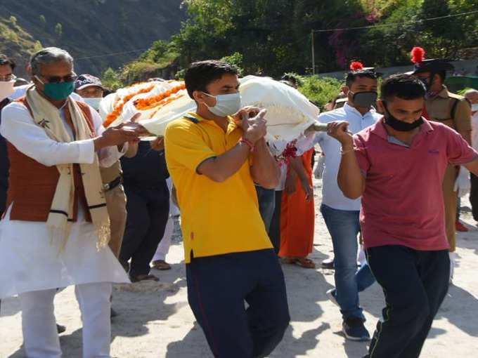 YOGI FATHER CREMATION2