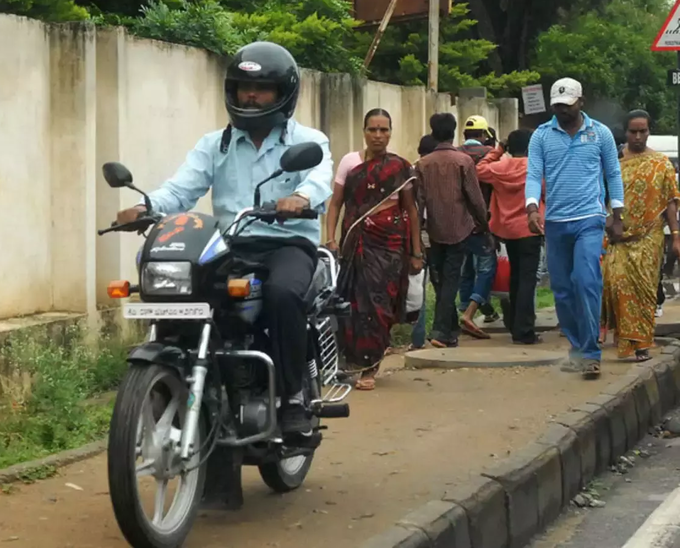 ಫೂಟ್‌ಪಾಥ್‌ಗಳಲ್ಲಿ ವಾಹನ ಚಲಾಯಿಸುವುದು