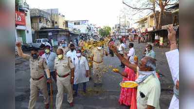 करोनाशी लढा: योद्ध्यांवर नागरिकांनी केला फुलांचा वर्षाव