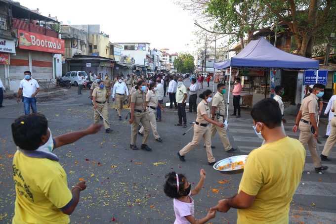 अबालवृद्धांसह चिमुकलेही स्वागताला...