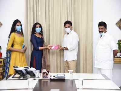 కేటీఆర్‌ను కలిసిన హీరో రాజశేఖర్ కూతుళ్లు