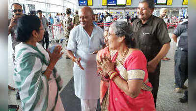 એરપોર્ટ પર PM મોદીના પત્નીને જોતાં જ મળવા દોડી ગયા મમતા બેનર્જી, આપી ભેટ