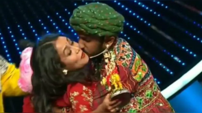 Indian Idol 11: નેહા કક્કડને ગળે મળ્યા બાદ આ કન્ટેસ્ટન્ટે બળજબરીથી ગાલ પર કરી કિસ!