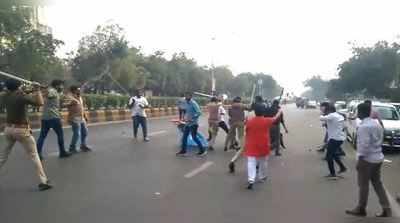 અવાદમાં ABVP અને NSUIના કાર્યકરો વચ્ચે જોરદાર મારામારી, નિખિલ સવાણી લોહીલૂહાણ