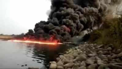 આસામ: નદીમાં લાગી ભયાનક આગ, ધૂમાડાથી આખો વિસ્તાર કાળો પડ્યો