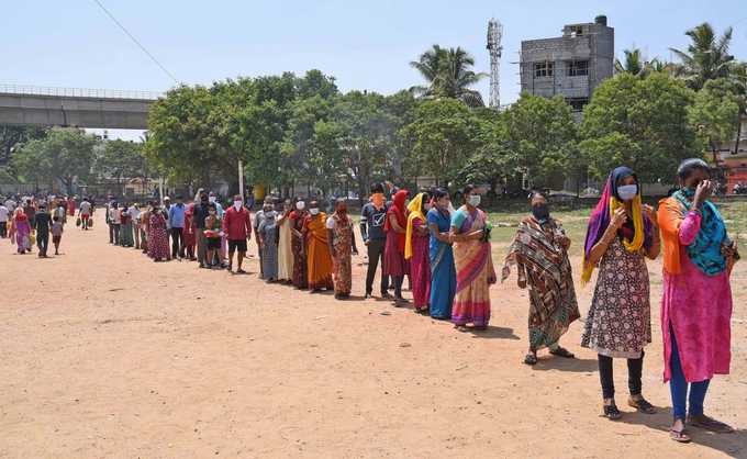 ಆಹಾರ ಉತ್ಪನ್ನಕ್ಕಾಗಿ ಸಾಲುಗಟ್ಟಿರುವ ಜನ