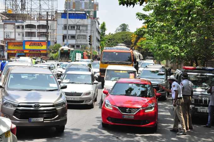 ಲಾಕ್‌ಡೌನ್‌ ಇದ್ರೂ ಇಷ್ಟು ಕಾರ್‌..!