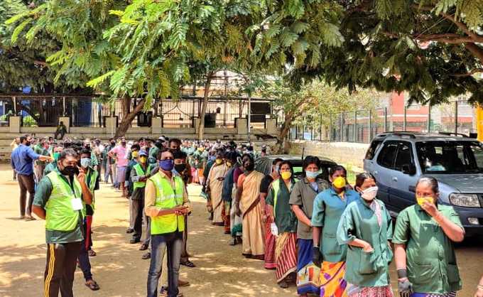 ಆಹಾರ ಉತ್ಪನ್ನಗಳಿಗಾಗಿ ಕಾದಿರುವ ಪೌರ ಕಾರ್ಮಿಕರು