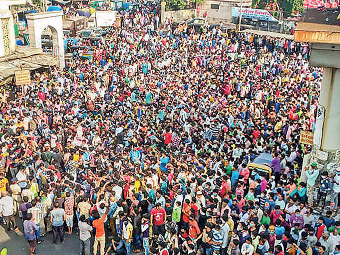 बांद्रा स्टेशन पर उमड़ी हजारों की भीड़