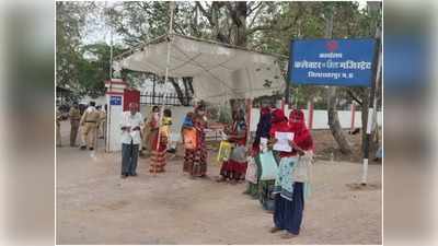 छतरपुरः राशन कार्ड दिखाने पर भी नहीं मिल रहा अनाज, बच्चों का पेट कैसे भरें मजदूर माता-पिता
