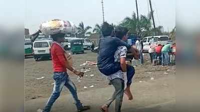 ગુજરાત લોકડાઉન: વાહન ન મળતા દિવ્યાંગ ભાઈને ખભે ઉચકીને યુવક ક્વાંટ જવા નીકળ્યો