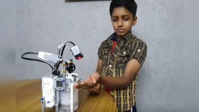 10 વર્ષના છોકરાએ બનાવ્યો અનોખો રોબોટ, બોટલ નીચે હાથ રાખતા જ આપશે સેનિટાઈઝર