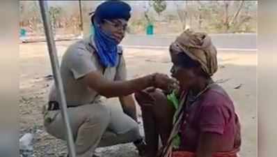 મહિલા પોલીસકર્મીએ બેઘર મહિલાને પોતાના હાથે ભોજન કરાવ્યું, જુઓ વિડીયો