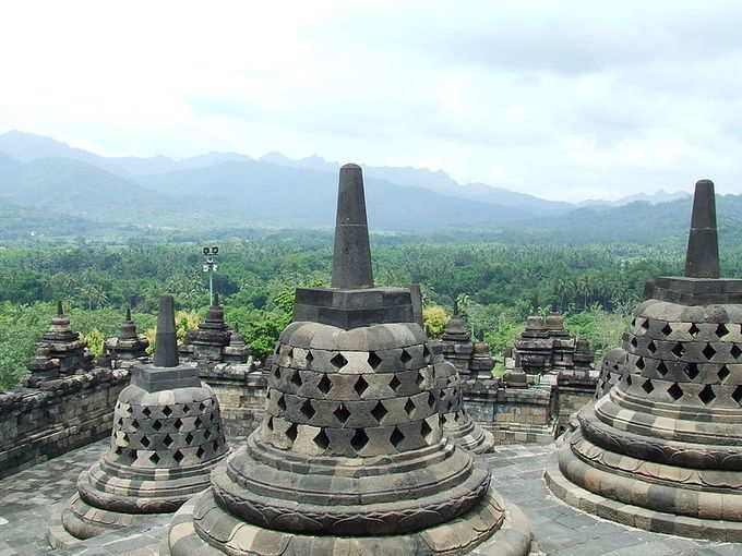 ​ಮೂರು ಸ್ಮಾರಕಗಳಿವೆ