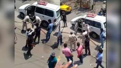 VIDEO: રસ્તા પર કોઈ રૂપિયા 500ની નોટ ફેંકીને ગયું, ભેગી કરવામાં છૂટી ગયો પરસેવો