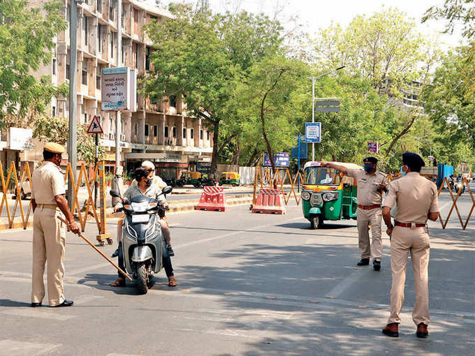 बाइक पर एक से ज्यादा लोग नहीं