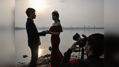 चीनः लॉकडाउन हटते वुहान के युवाओं में शादी की होड़, रजिस्ट्रेशन ऑफिस, फोटो स्टूडियो में लग रही भीड़