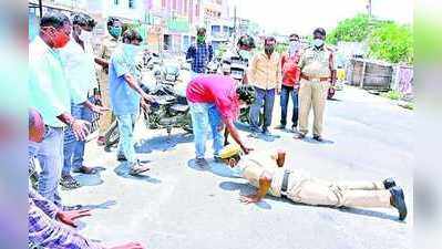 మీకో దండం అయ్యా.. మండే రోడ్డుపై హోంగార్డు సాష్ఠాంగ నమస్కారం