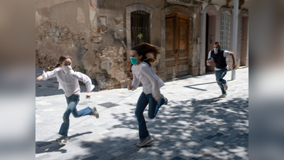 कोरोना वायरस लॉकडाउन: स्पेन ने दी बच्चों को खेलने की छूट, अमेरिकी में भी शुरू हुई ढील
