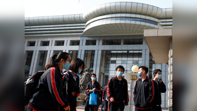 Coronavirus in China: खुलने लगे स्कूल, मास्क और सोशल डिस्टेंसिंग हेड गियर पहनकर आए स्टूडेंट्स