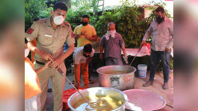 लॉकडाउन में रोजाना जरूरतमंदों के लिए खाना बना रहे दिल्ली पुलिस के परिवार