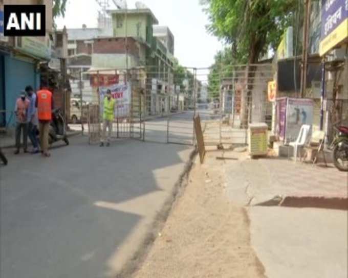 हैदराबाद: खैरताबाद और लकड़ी का पुल कंटेनमेंट ज़ोन से दृश्य। इस एरिया को सील किया गया है और यहां लोगों की आवाजाही पर रोक है।
