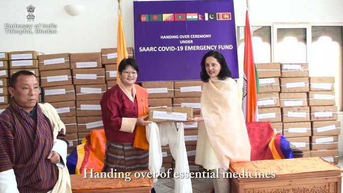 भारत सरकार ने भूटान के स्वास्थ्य मंत्री को कोरोना से लड़ने के लिए हाइड्रोक्सीक्लोरोक्वीन की टेबलेट के साथ अन्य आवश्यक सामग्री भी दी है।
