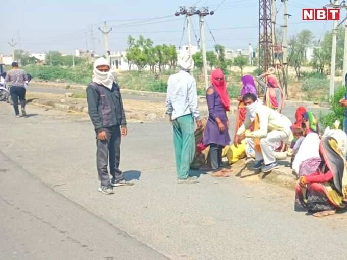 सिर पर गृहस्थी का बोझा