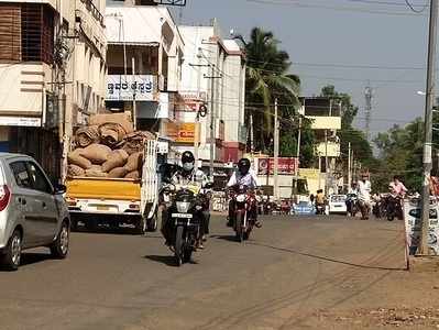 ರೆಡ್‌ ಝೋನ್‌ ರಸ್ತೆಗಿಳಿದ ವಾಹನ