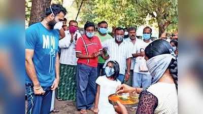 ಮಂಡ್ಯದಲ್ಲಿ ಕೊರೊನಾ ಗೆದ್ದ ವೀರನಿಗೆ ವಿಜಯದಾರತಿ: ಗುಣಮುಖನಾದ ವ್ಯಕ್ತಿಗೆ ಅದ್ಧೂರಿ ಸ್ವಾಗತ