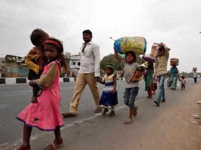 వలస కూలీలకు భారీ ఊరట.. స్వస్థలాలకు వెళ్లడానికి కేంద్రం అనుమతి.. ఒకే నిబంధన!