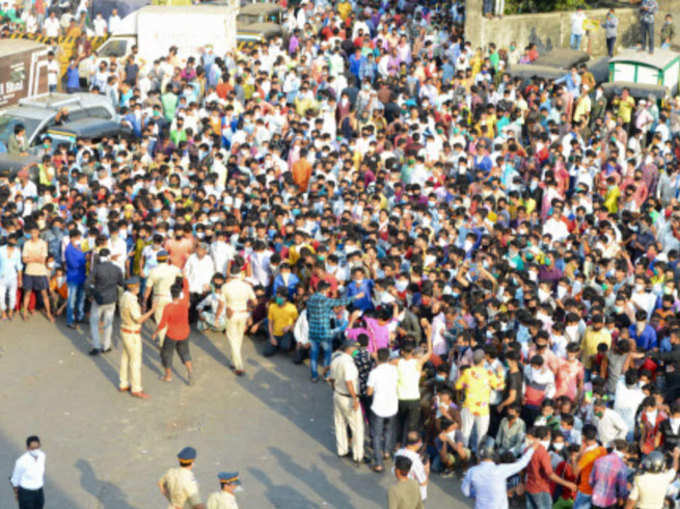 जब लॉकडाउन को ठेंगा दिखा मुंबई में जुटे हजारों लोग