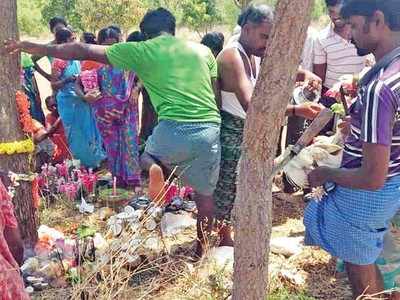 ತುಮಕೂರಿನಲ್ಲಿ ಕೊರೊನಾ ಆಪತ್ತು ತಡೆಗೆ ದೇವರ ಮೊರೆ: ಸಾಮಾಜಿಕ ಅಂತರ ಮರೆತ ಗ್ರಾಮಸ್ಥರು